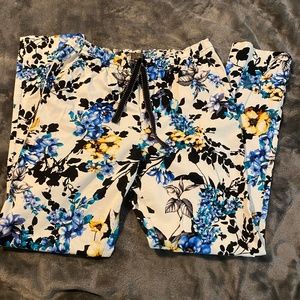 Jaanuu scrub pants with floral print